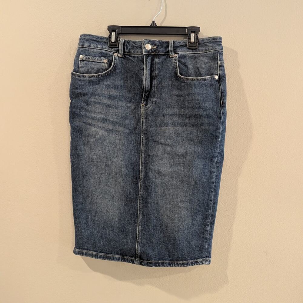 Pilcro Denim Pencil Skirt. In Excellent pre-loved Condition! Size 8P.